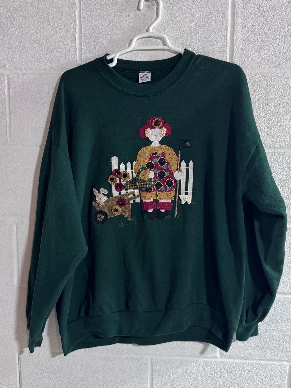 Vintage-Inspired Dark Green Women's Sweatshirt with Garden applique